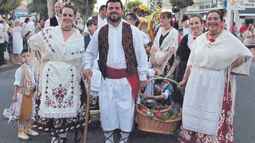 La Procesión de San Pedro Apóstol y la Ofrenda de Frutos al Santo   Patrón son algunas de las actividades más emblemáticas y seguidas   del programa festivo pinatarense