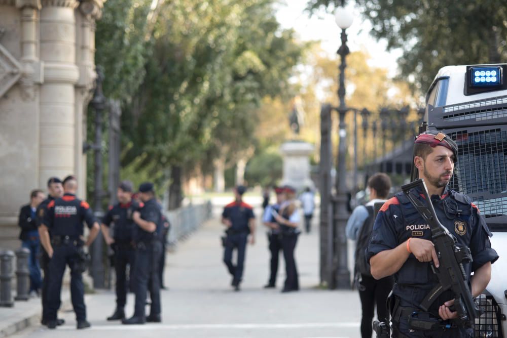 Mossos d''Esquadra desplegats al Parc de la Ciutadella, prop del Parlament