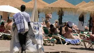Guerra a la venta ambulante y los masajes ilegales en las playas de Málaga