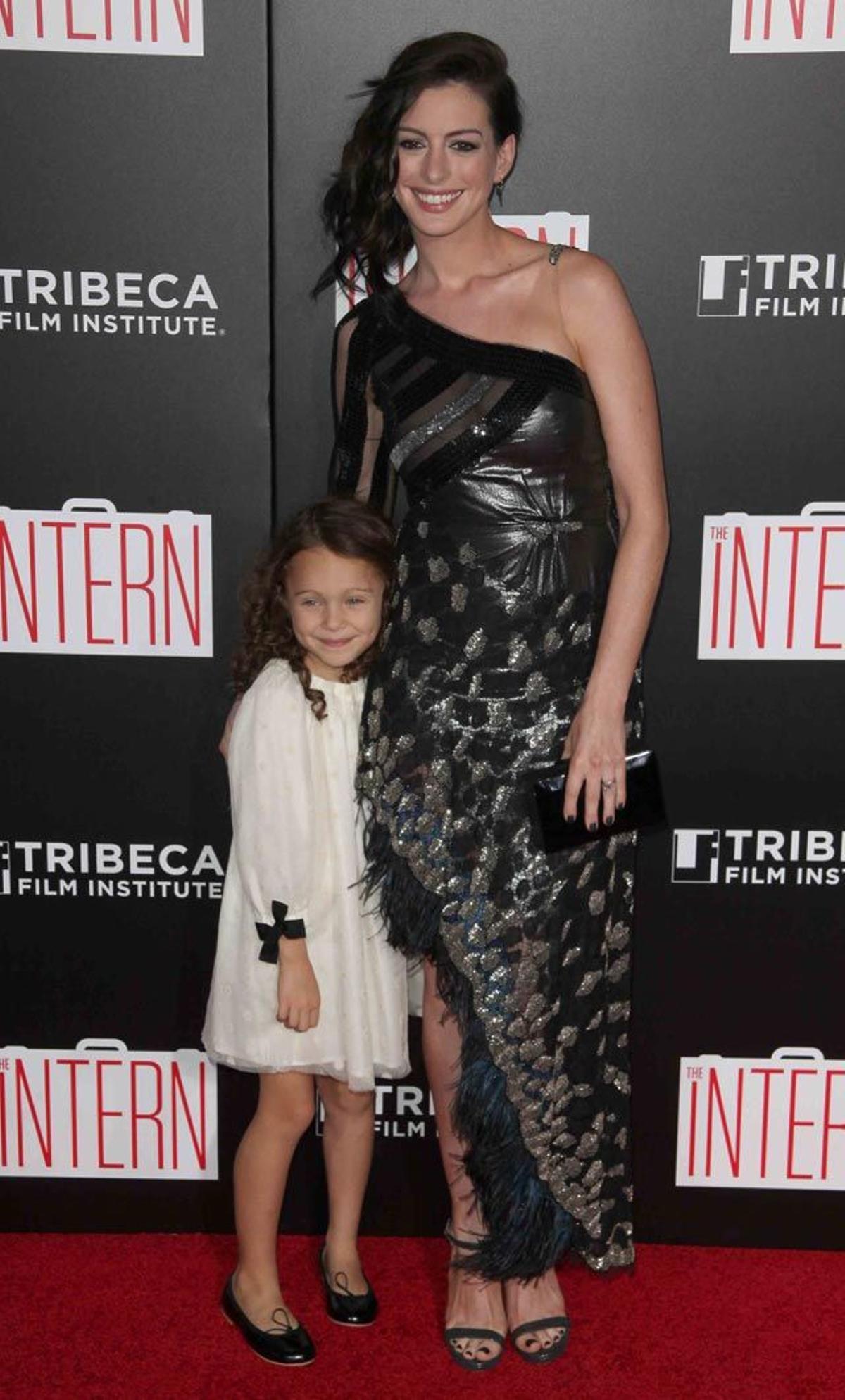 Anne Hathaway y Jo Jo Kushner, en el estreno de 'The Intern' en Nueva York