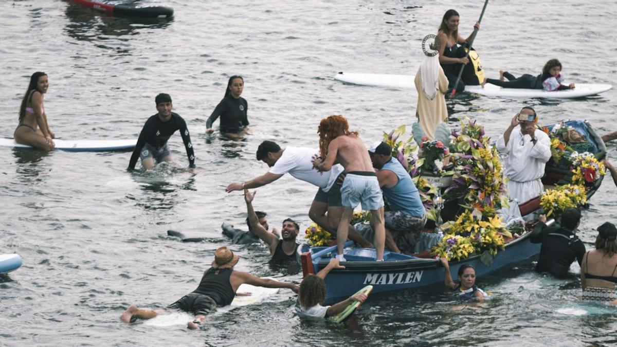 El alcalde, Luis Yeray Gutiérrez, se lanza al mar a petición de los vecinos durante la procesión marítima ayer de la Virgen del Carmen en Punta del Hidalgo. | | E.D.