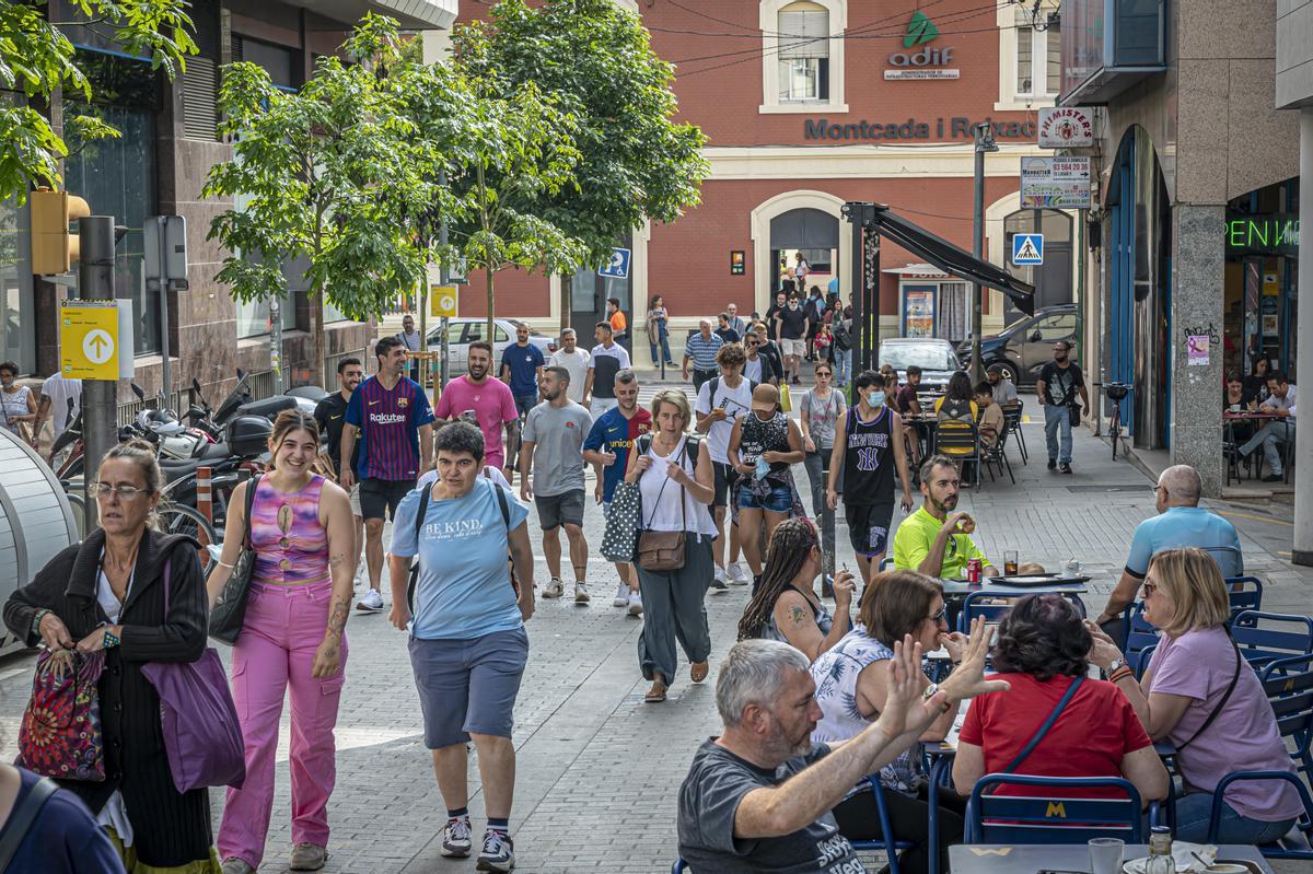 Empieza el corte de tren de la R-2 Nord y el R11. Los trenes se detienen en Montcada, pasajeros van andando a la otra línea (Montcada-Manresa), para llegar a Barcelona