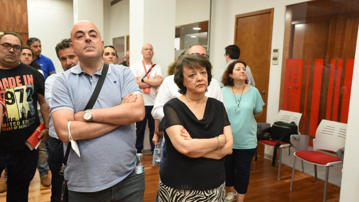 La subdelegada del Gobierno en Córdoba, Rafaela Valenzuela, junto a militantes en la sede del PSOE.