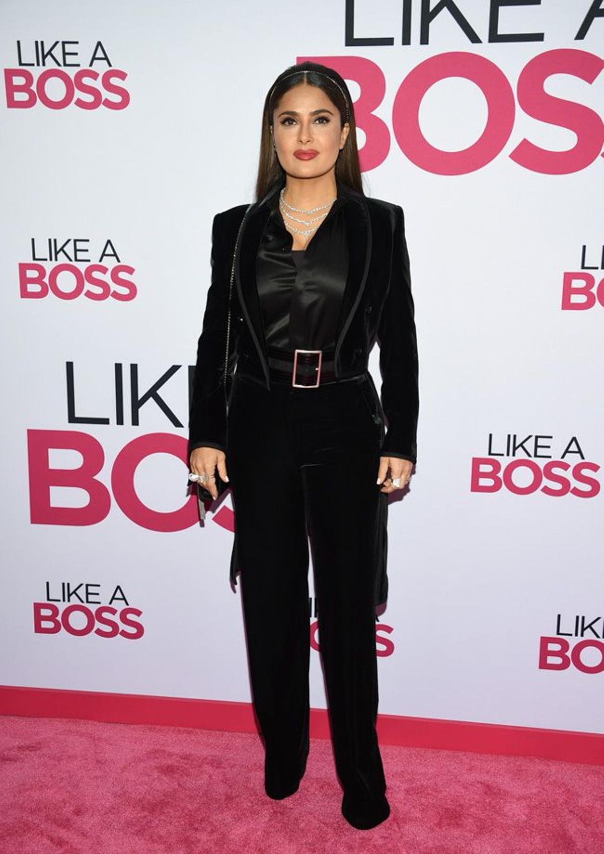 Salma Hayek con traje de chaqueta negro y maxicinturón con hebilla en el estreno de 'Like a Boss'