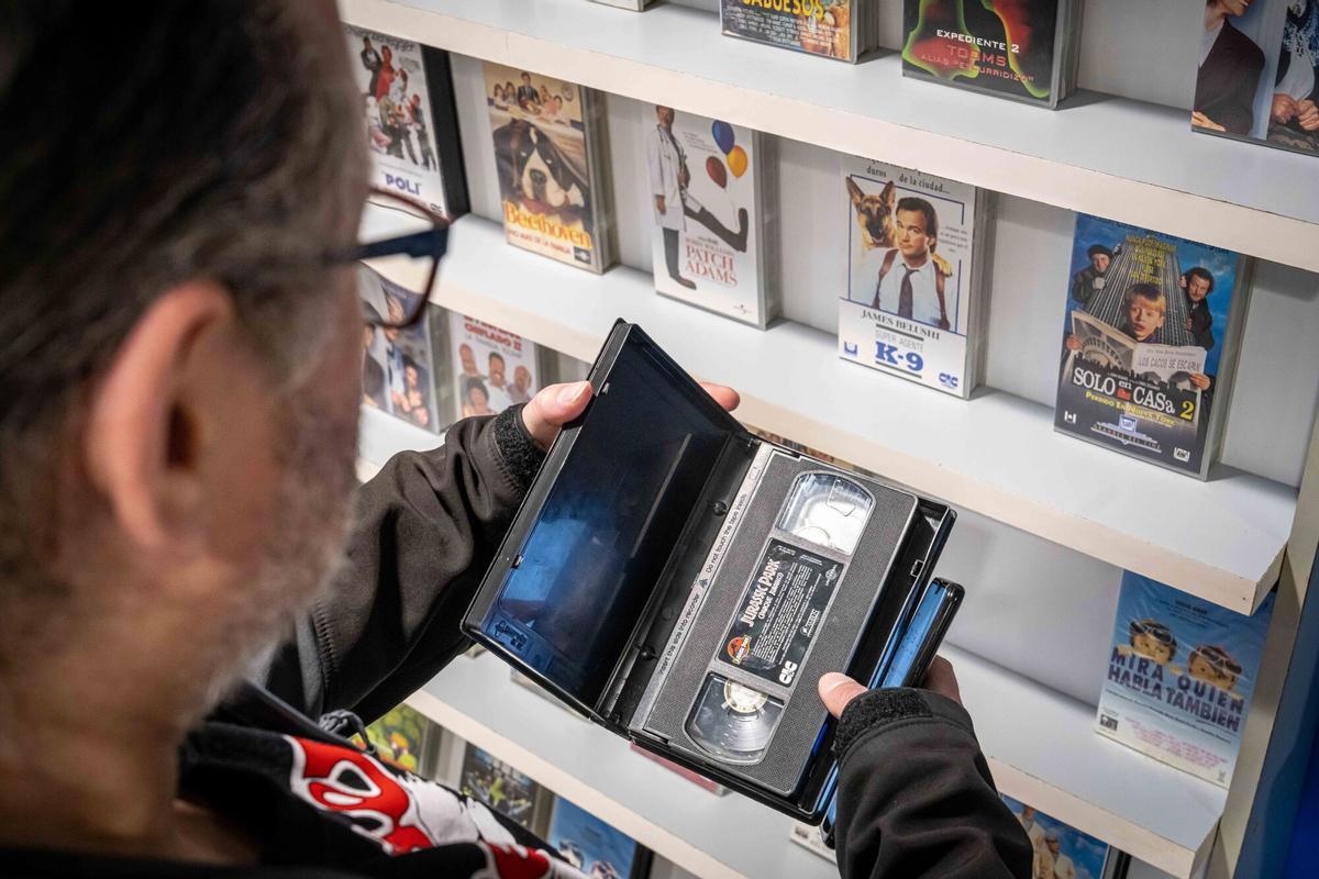 Barcelona, 18/03/2026 On Barcelona. Retro Experience BCN monta un videoclub de los años 80 en el Mercat dels Encants. AUTOR: MANU MITRU