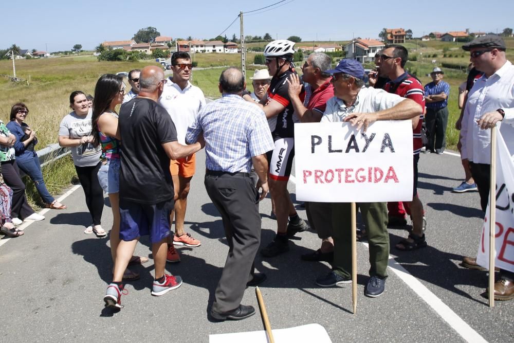 Concentración de los vecinos de Bayas, en Castrillón, contra la presencia de perros en la playa