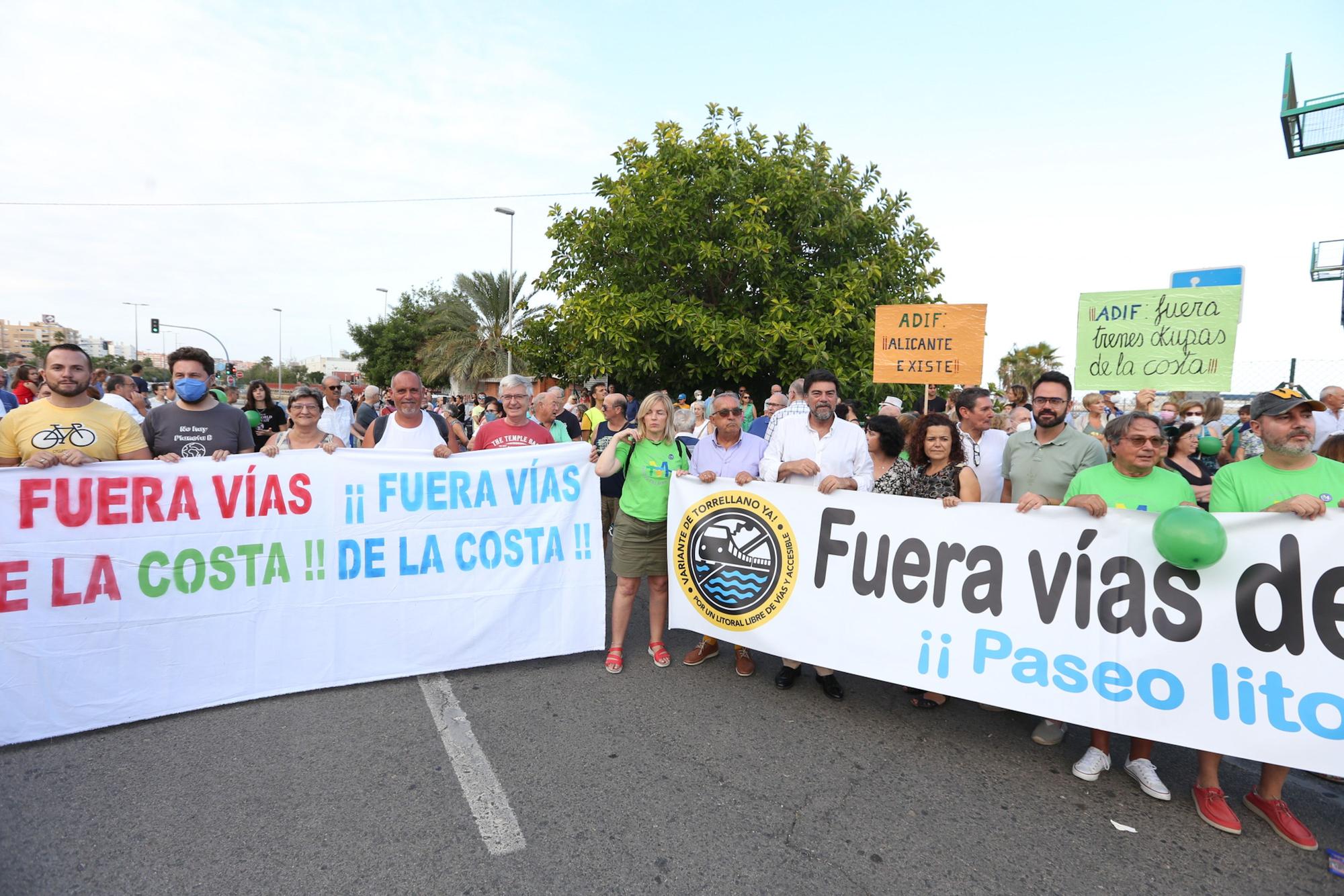 Vecinos del sur de Alicante exigen la retirada de las vías del tren de la primera línea del mar en San Gabriel