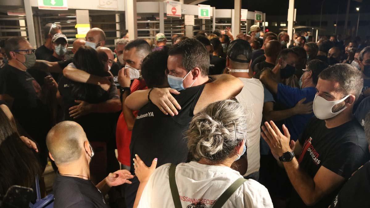 Trabajadores de Nissan se abrazan después del acuerdo alcanzado entre sindicatos y empresa
