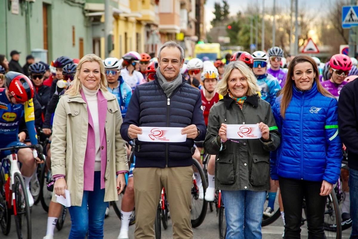 De izda a derecha: La Directora General de Igualdad, Davinia Bono; El Ceo de Global Omnium, Dionisio García; la alcaldesa de Bétera, Elia Verdevío, y la Directora de la VCV Féminas-GP Tuawa, Silvia Tirado. Prueba que se ha adjudicado la ciclista alemana Liane Lippert, del equipo Movistar.