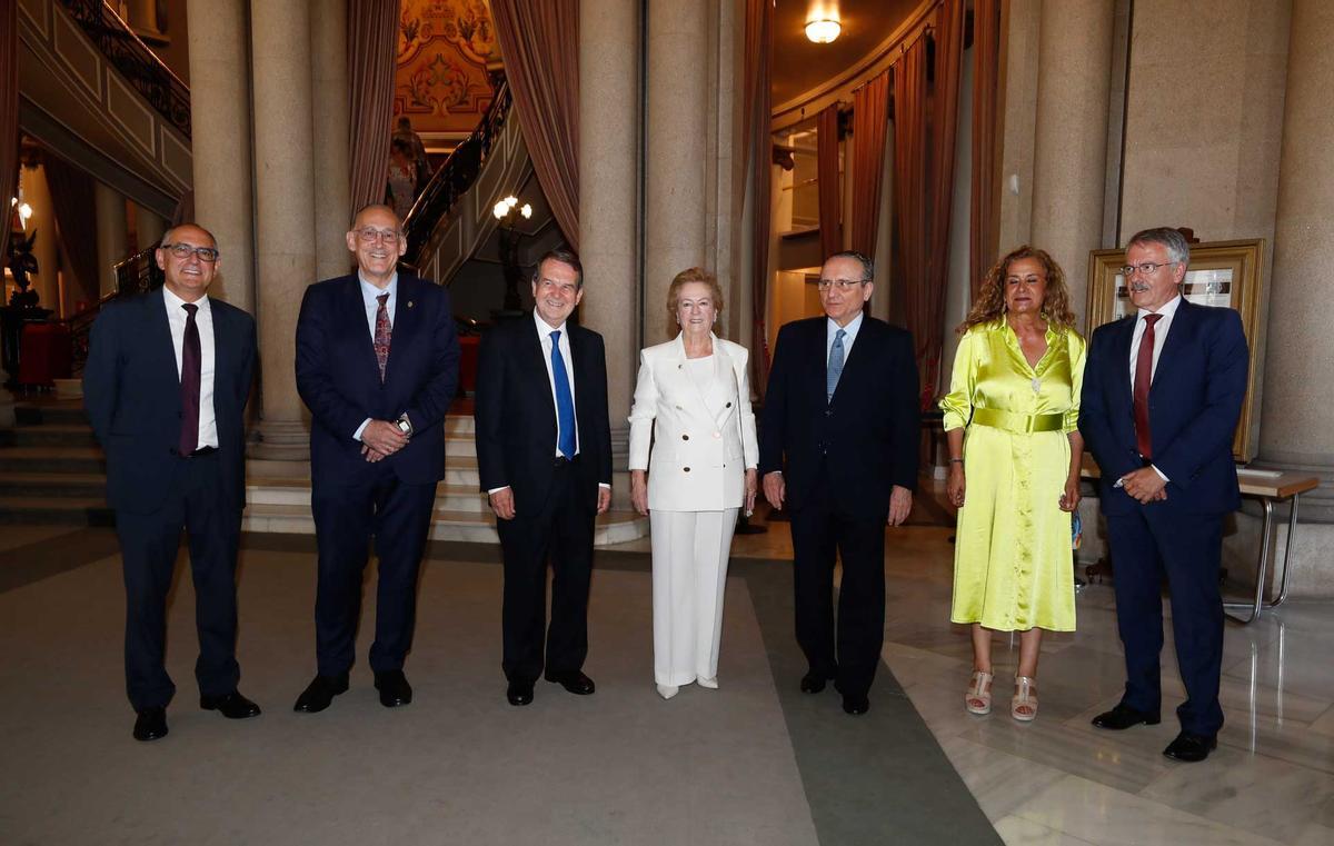 De izquierda a derecha, Juan Carlos Da Silva, subdirector de Prensa Ibérica en Galicia, Manuel Reigosa, rector de la UVigo, Abel Caballero, alcalde de Vigo, Arantza Sarasola, vicepresidenta de Prensa Ibérica, Javier Moll, presidente de Prensa Ibérica, Carmela Silva, presidenta de la Diputación de Pontevedra y Isidoro Nicieza, director general de contenidos de Prensa Ibérica. De izquierda a derecha, Juan Carlos Da Silva, subdirector de Prensa Ibérica en Galicia, Manuel Reigosa, rector de la UVigo, Abel Caballero, alcalde de Vigo, Arantza Sarasola, vicepresidenta de Prensa Ibérica, Javier Moll, presidente de Prensa Ibérica, Carmela Silva, presidenta de la Diputación de Pontevedra y Isidoro Nicieza, director general de contenidos de Prensa Ibérica.