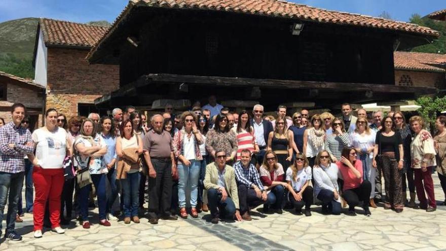 Los funcionarios del Ayuntamiento de Cangas de Onís, ayer.