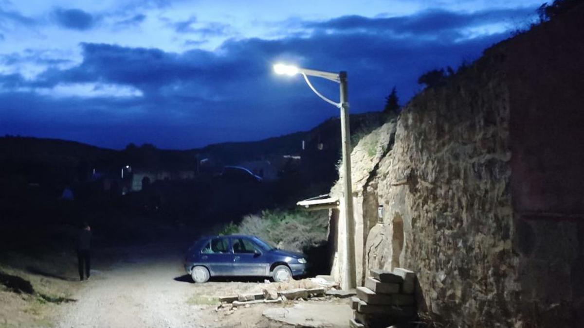 Una de las farolas solares instaladas junto al camino del cerro. | SERVICIO ESPECIAL