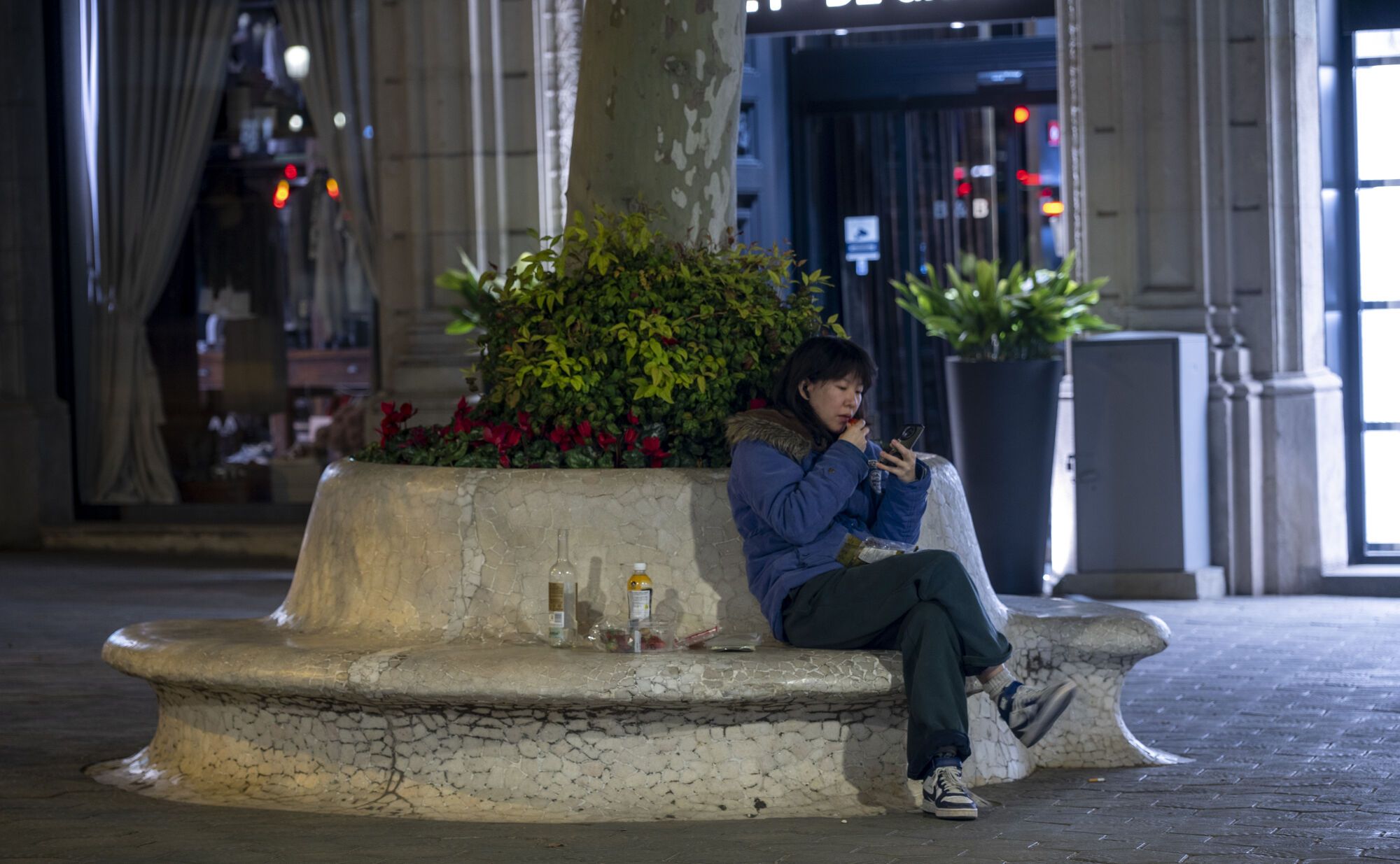 Barcelona diversifica el mobiliario en sus calles: bancos, sillas, tumbonas y mucho más