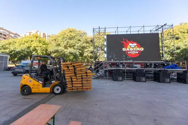 Así es el montaje de la zona "gastro" del Benidorm Fest y los exteriores del Palau