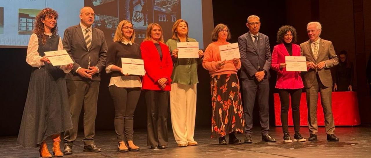 Nieves Petit (centro) recoge el premio nacional para el IES Maestro Haedo sobre los clubes de lectura.