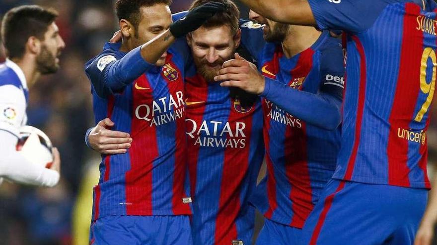 Messi celebra junto a sus compañeros su gol en el Camp Nou ante la Real Sociedad. efe