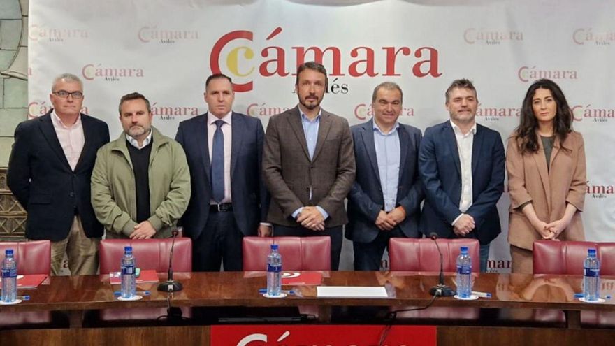 Luis Fanjul y Manuel Iñarra, candidato a la presidencia del Principado, con la dirección de la Cámara de Comercio de Avilés.