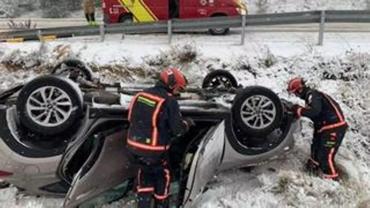 La nieve deja un accidente con atrapados en la N-232 en Morella