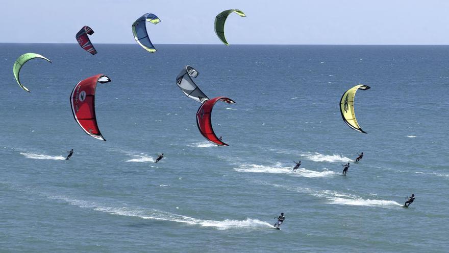 Varios deportistas practican kitesurf, deporte prohibido de forma cautelar estos días en Guadalmar.