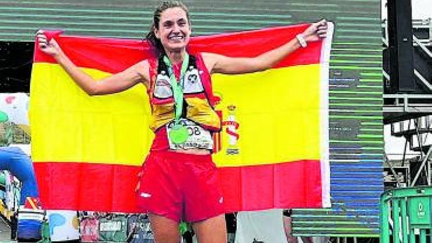 Nuria Gil posa con la bandera de España tras la plata lograda en La Palma.