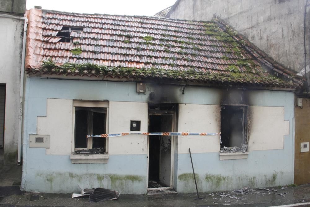 Un incendio detruye una casa "okupada" en Cangas