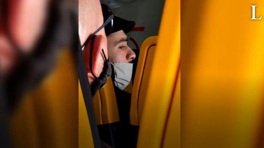 Pasajero sin mascarilla durante un vuelo