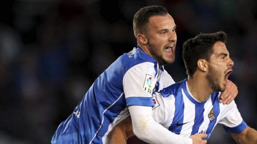 Los jugadores de la Real, Javi Ros y el suizo Haris Seferovic.