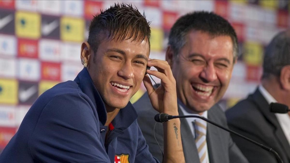 Neymar y el presidente del FC Barcelona, Josep Maria Bartomeu.