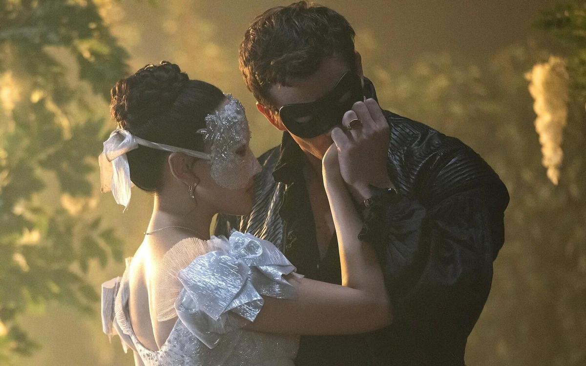 Sophie y Benedict en el baile de máscaras