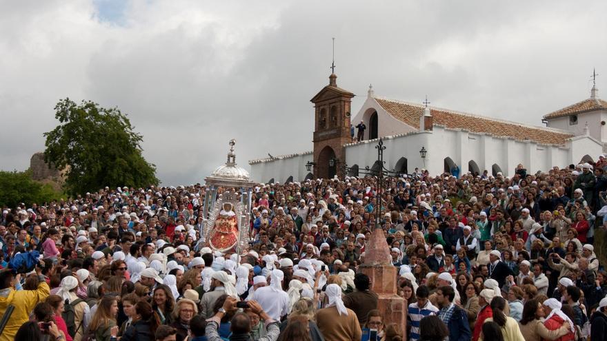 La Virgen de Setefilla llegando a la cruz del Humilladero en la última Venida, celebrada el 26 de abril de 2015 (Foto: Francisco J. Domínguez)