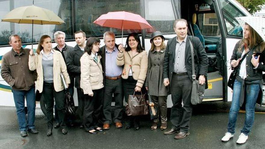 El gobierno local de Lalín partió a primera hora de la tarde de ayer en un microbús hasta el monasterio ourensano de San Estevo de Ribas de Sil, donde en la tarde de ayer y el día de hoy se celebrará un &quot;encierro&quot; para impulsar el proyecto de Lalín, salir de la crisis y crear suelo industrial. De este modo, el ejecutivo recupera los cónclaves fuera del municipio, que llevaban años sin celebrarse y que son considerados los más productivos al no producirse interferencias de carácter personal.