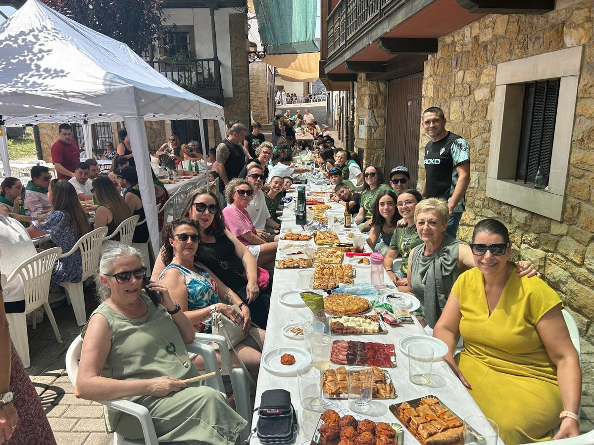 EN IMÁGENES: Comida en la calle en el Festival de la Sidra de Nava
