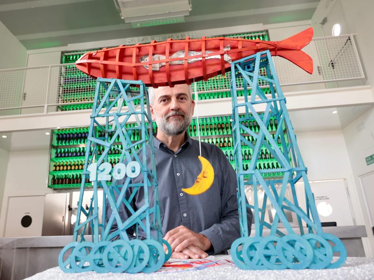 El artista Pepe Yagües posa junto al Catafalco de la Sardina.