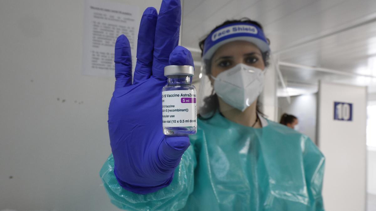 Una sanitaria sostiene un vial de la vacuna de Astrazeneca