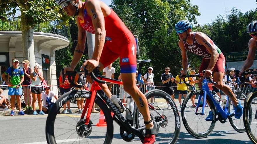 Javi Gómez Noya, ayer en Lausana, durante el segmento de ciclismo. // @jgomeznoya