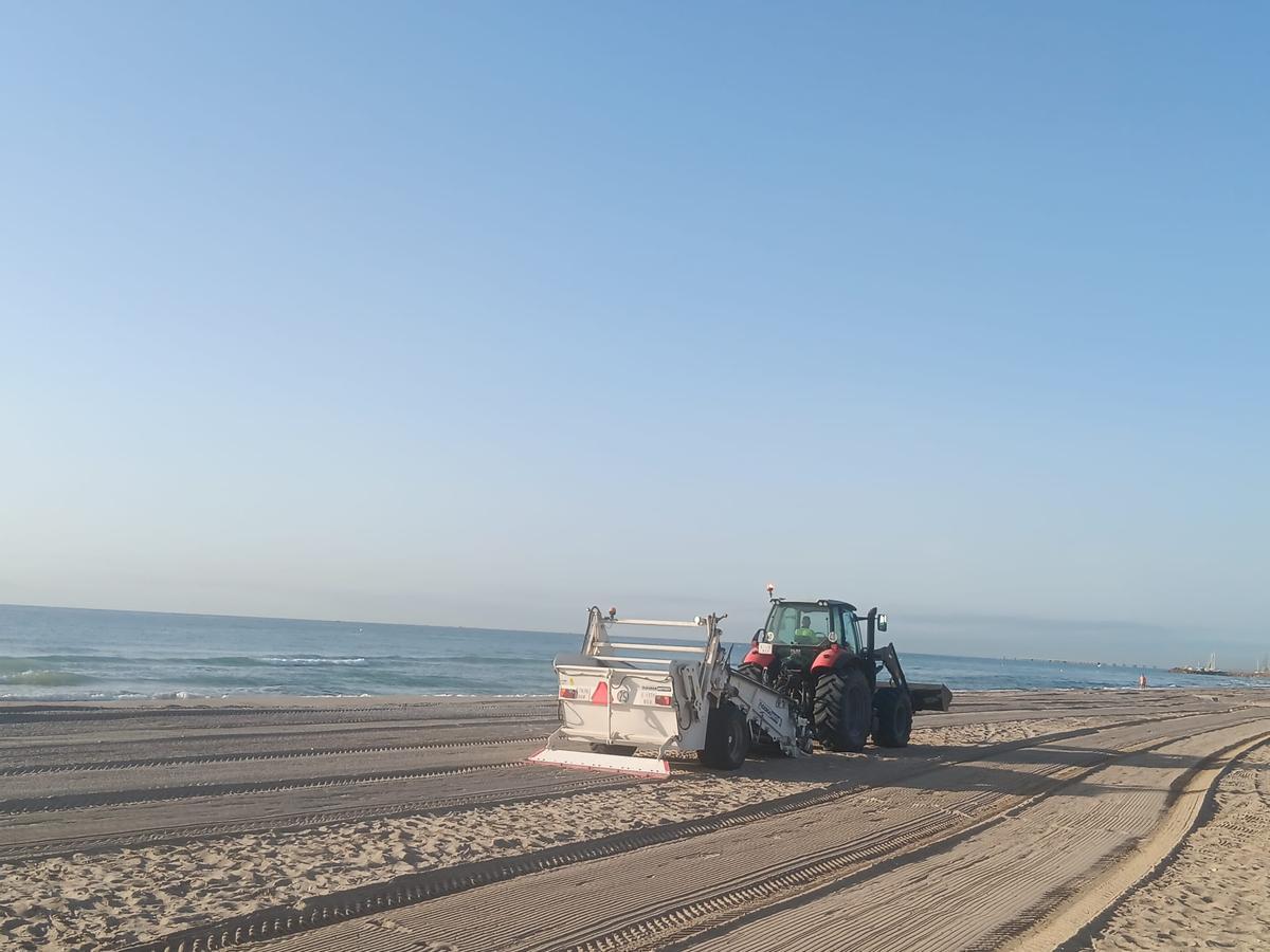 Trabajos de nivelado en la playa.