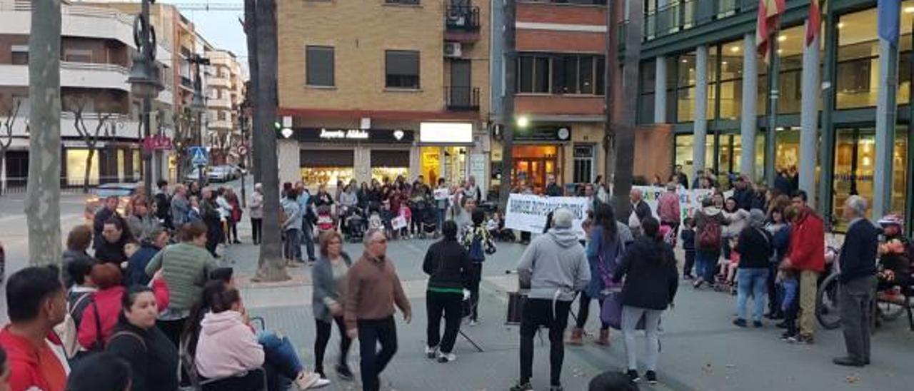 Concentración ante el Ayuntamiento de Aldaia, antes del pleno.