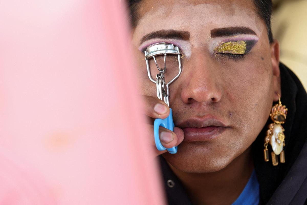 Un participante se prepara para el desfile del Orgullo LGTBI de La Paz, en Bolivia.
