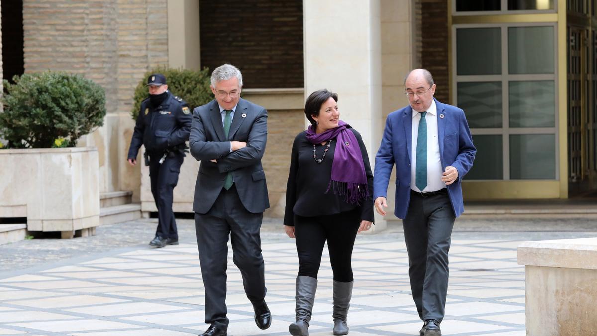 Marta de Santos junto al presidente Javier Lambán y el consejero de Agricultura, Joaquín Olona.