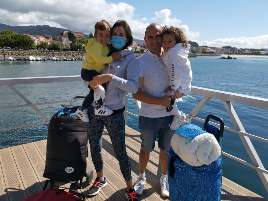 Cíes recibe a los primeros visitantes desde Vigo y Cangas. // Alba Villar | Santos Álvarez