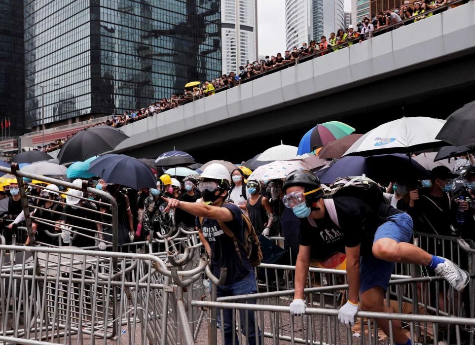 Miles de manifestantes paralizan Hong Kong