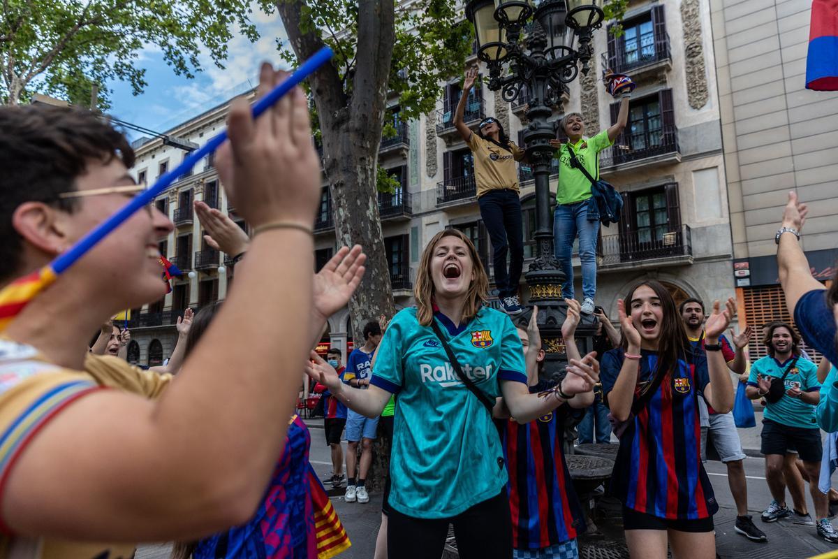 Congregación culé en Canaletes para celebrar la segunda Champions