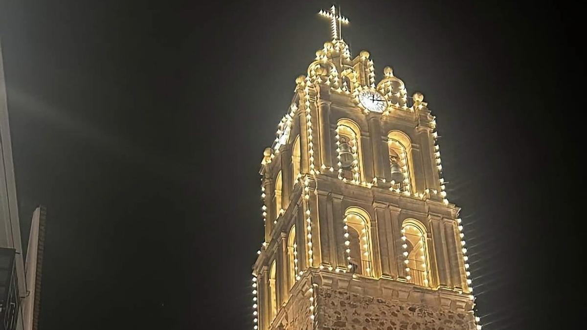 La Torre de los Almendros iluminada durante agosto.