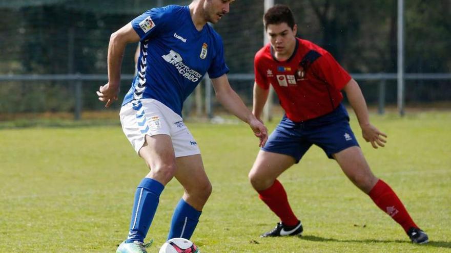 El jugador del Oviedo B Lucas, con el balón, presionado por Davo, del Astur.