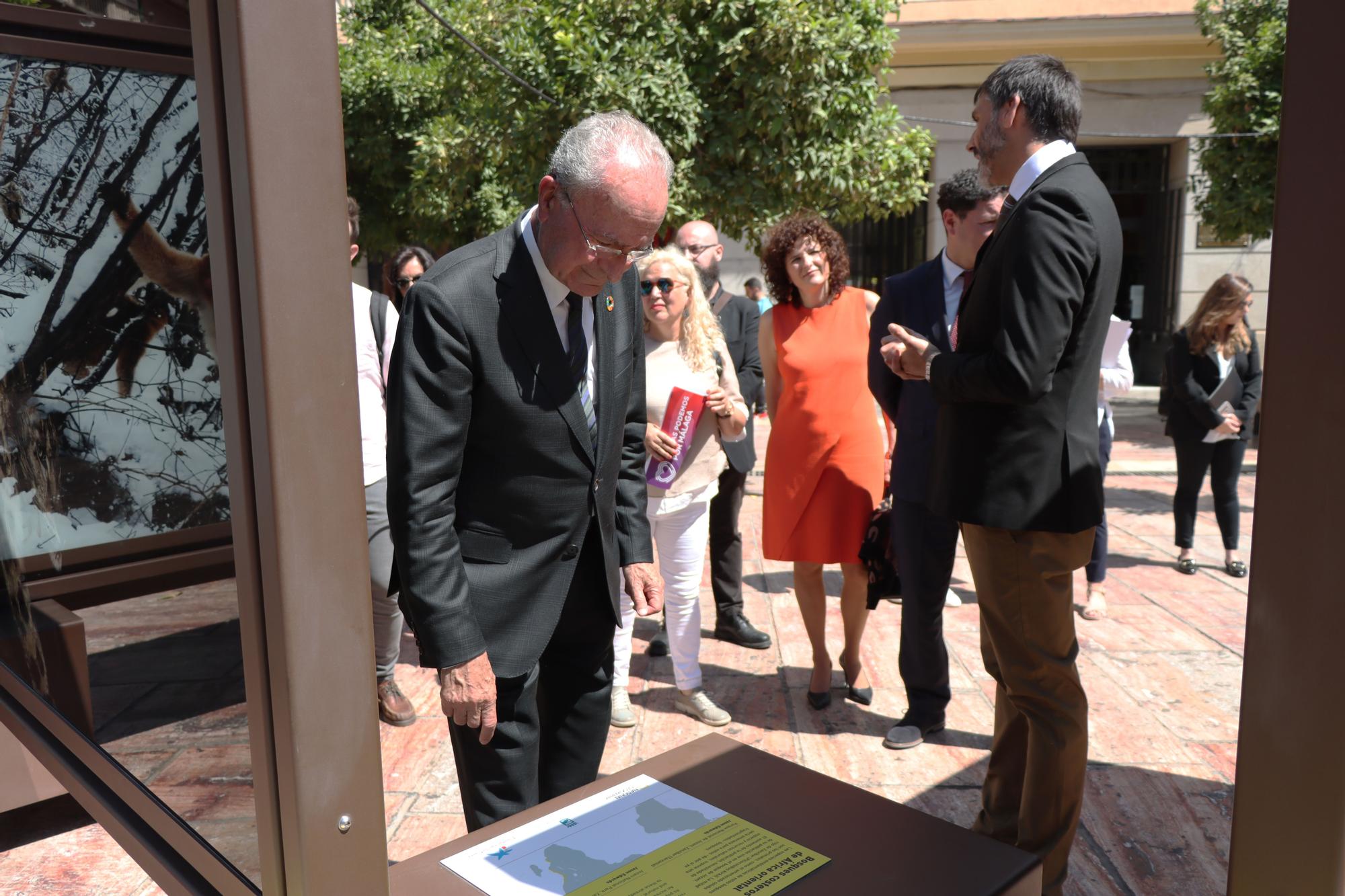 Exposición 'De polo a polo' en la plaza de la Constitución