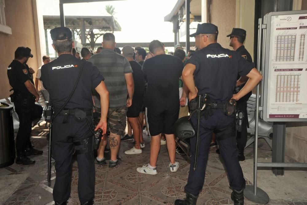 Los aficionados del Elche, escoltados antes del pa