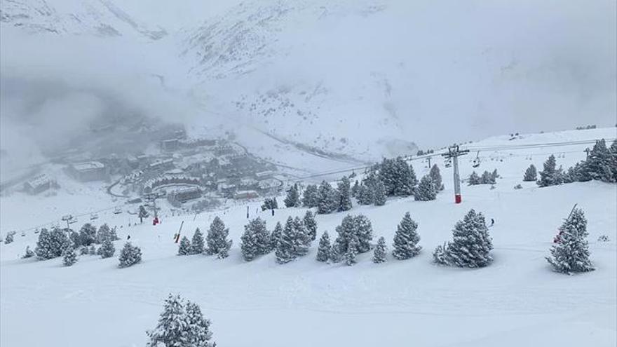 La nevada tardía obliga a sacar las cadenas en 11 tramos de carretera