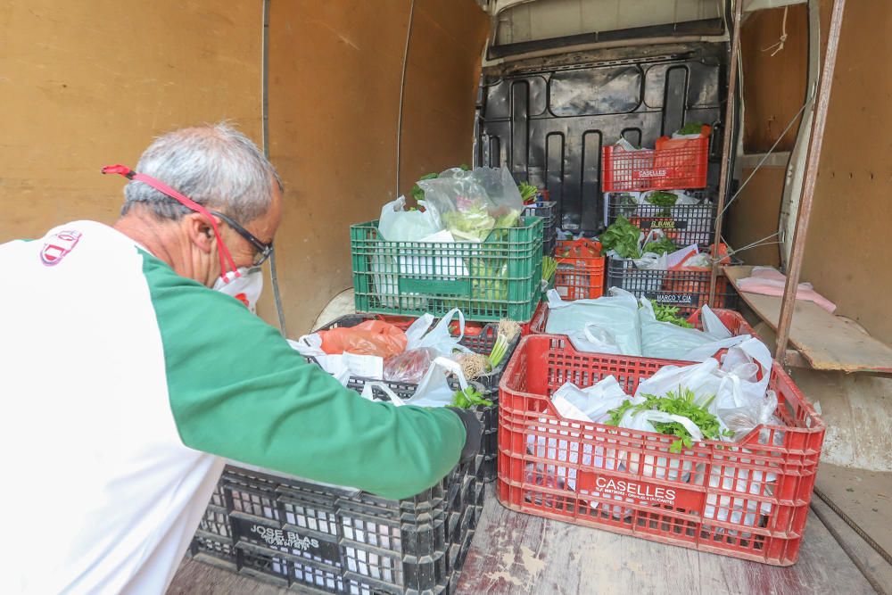 Agricultores y mercaderes venden a domicilio el género que cultivan y que compran tras la suspensión de la venta ambulante, que tiene previsto su reanudación desde el 30 de abril