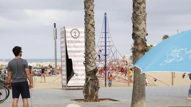 Dues persones grans prenen la fresca a prop de la platja.  | ÁLVARO MONGE