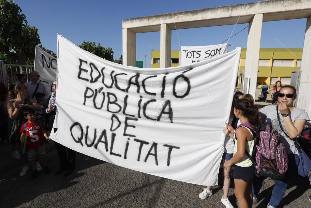 Protesta de pares i alumnes de l'escola Pere Torrent de Lloret